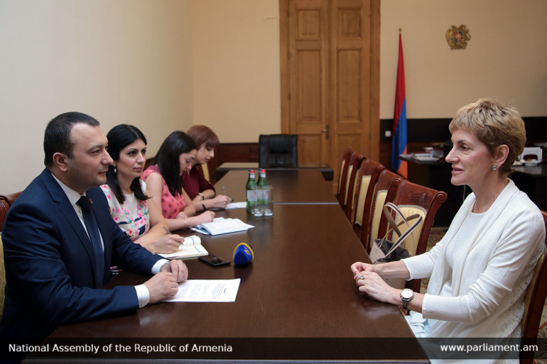 Սահմանադրությունը պետք է մեկնաբանել բովանդակային, իսկ Վահե Գրիգորյանը խճճվել է տառացի մեկնաբանության մեջ. սահմանադրագետ Սահմանադրությունը պետք է մեկնաբանել բովանդակային, իսկ Վահե Գրիգորյանը խճճվել է տառացի մեկնաբանության մեջ. սահմանադրագետ