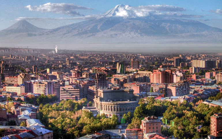 «Արի Հայաստան». Արթուր Ջանիբեկյանի ղեկավարած «Comedy Club»-ի անդամներն ու ռուսաստանաբնակ հայ հայտնիները ֆլեշմոբ են սկսել
