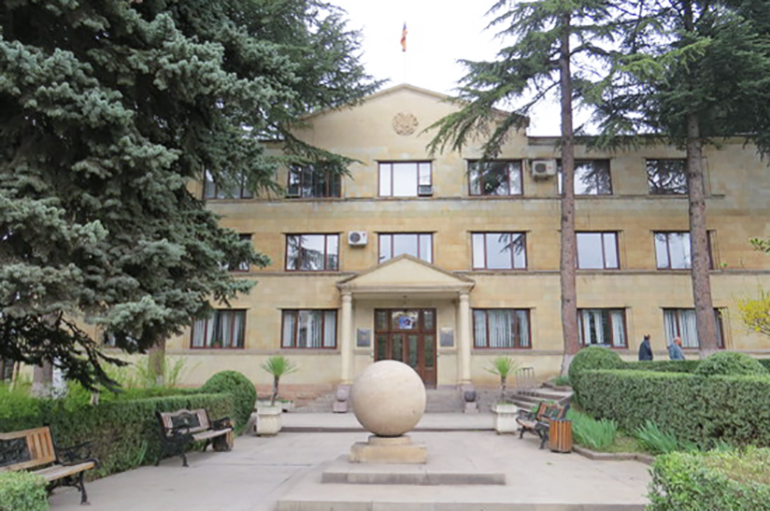 Հրաչյա Պապինյանը թողնում է Ալավերդու քաղաքային թատրոնի գեղարվեստական ղեկավարի պաշտոնը