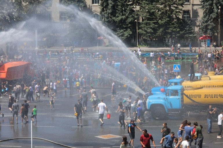 «Տարբերեք թացը չորից»․ հայտնիների մասնակցությամբ Գյումրիում Վարդավառի միջոցառում անցկացվեց (տեսանյութ, լուսանկարներ)