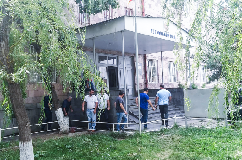 «Հյուսիս-Հարավի» աշխատակիցները պատրաստվել են փակել ճանապարհը, նախաձեռնողին հրավիրել են ոստիկանություն՝ նշելով՝ կոշտ արձագանք կտան (տեսանյութ) «Հյուսիս-Հարավի» աշխատակիցները պատրաստվել են փակել ճանապարհը, նախաձեռնողին հրավիրել են ոստիկանություն՝ նշելով՝ կոշտ արձագանք կտան (տեսանյութ)