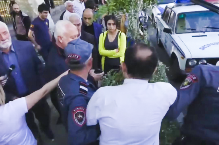 Դատարանի մոտ գրանցված միջադեպով 3 քաղաքացի բերման է ենթարկվել ոստիկանության Շենգավիթի բաժին, 1-ը՝ հրավիրվել ոստիկանություն. Է. Ջանոյան