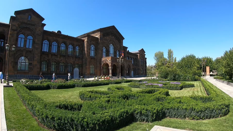 Սամվել Կարապետյանի հանձնառությամբ վերաբացվել է Մայր Աթոռի վեհարանը Սամվել Կարապետյանի հանձնառությամբ վերաբացվել է Մայր Աթոռի վեհարանը