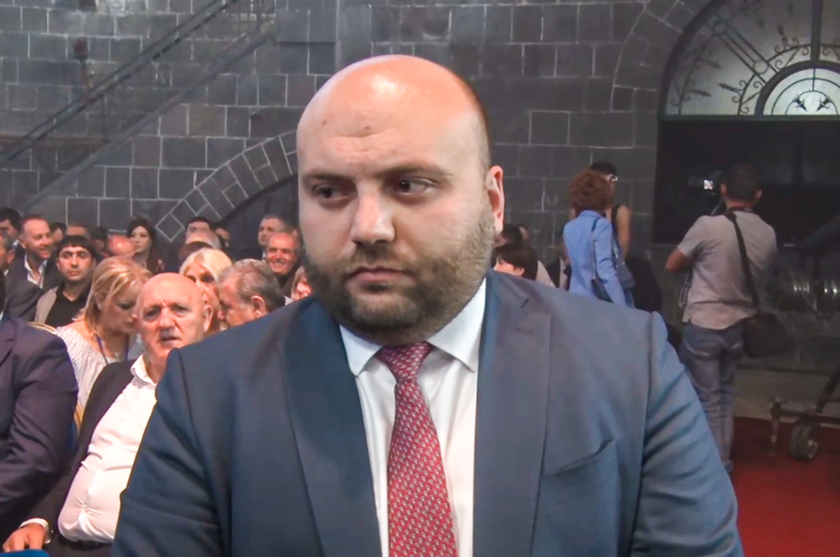 ՊՆ փոխգնդապետն է իմ օգնականին հետապնդել մինչև բնակարան ու ընկել աստիճաններից. Վայոց Ձորի մարզպետը՝ Եղեգնաձորում ծեծկռտուքի հետևանով կոմայի մեջ ընկած փոխգնդապետի մասին (տեսանյութ) ՊՆ փոխգնդապետն է իմ օգնականին հետապնդել մինչև բնակարան ու ընկել աստիճաններից. Վայոց Ձորի մարզպետը՝ Եղեգնաձորում ծեծկռտուքի հետևանով կոմայի մեջ ընկած փոխգնդապետի մասին (տեսանյութ)
