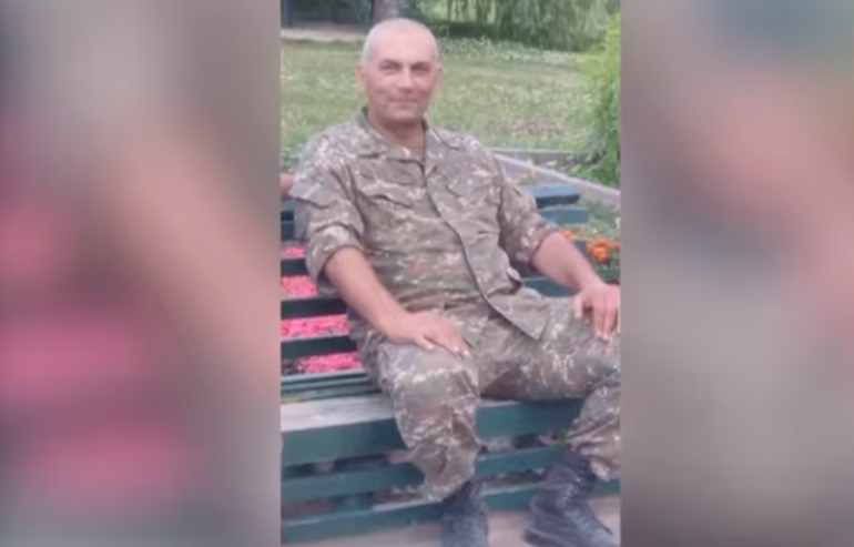 Փոխգնդապետ Արա Մխիթարյանի ծեծի գործով մեղադրանք է առաջադրվել Վայոց Ձորի մարզպետի օգնականի եղբորը Փոխգնդապետ Արա Մխիթարյանի ծեծի գործով մեղադրանք է առաջադրվել Վայոց Ձորի մարզպետի օգնականի եղբորը
