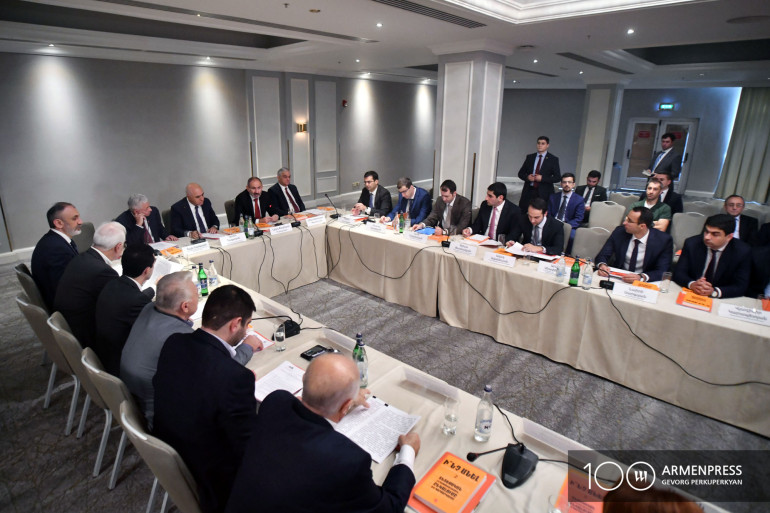 ՀՀ-ում աշխատուժի խնդիր կա, մարդիկ նախընտրում են գնալ ՌԴ-ում նվաստացուցիչ պայմաններով, բայց աչքից հեռու աշխատել, որովհետև մեզ մոտ քամահրանք կա բանվորի աշխատանքի նկատմամբ. վարչապետ (տեսանյութ) ՀՀ-ում աշխատուժի խնդիր կա, մարդիկ նախընտրում են գնալ ՌԴ-ում նվաստացուցիչ պայմաններով, բայց աչքից հեռու աշխատել, որովհետև մեզ մոտ քամահրանք կա բանվորի աշխատանքի նկատմամբ. վարչապետ (տեսանյութ)