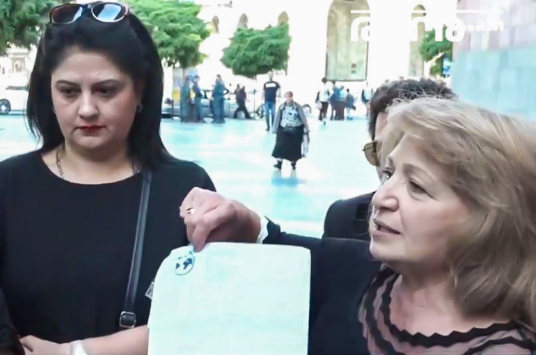 Ավտոներկրողներ, տուրօպերատորներից տուժած քաղաքացիներ, սևազգեստ մայրեր, զոհված ազատամարտիկների հարազատներ․ Կառավարության դիմաց բողոքի ակցիաներ էին (տեսանյութ) Ավտոներկրողներ, տուրօպերատորներից տուժած քաղաքացիներ, սևազգեստ մայրեր, զոհված ազատամարտիկների հարազատներ․ Կառավարության դիմաց բողոքի ակցիաներ էին (տեսանյութ)