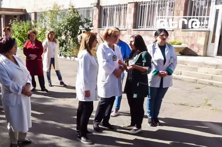 Առողջապահության նախարարությունը նվազեցրել է հակատուբերկուլյոզային դիսպանսերի ֆինանսավորումը և ցանկանում է փակել այն. աշխատակիցները գործադուլ են անում (տեսանյութ) Առողջապահության նախարարությունը նվազեցրել է հակատուբերկուլյոզային դիսպանսերի ֆինանսավորումը և ցանկանում է փակել այն. աշխատակիցները գործադուլ են անում (տեսանյութ)