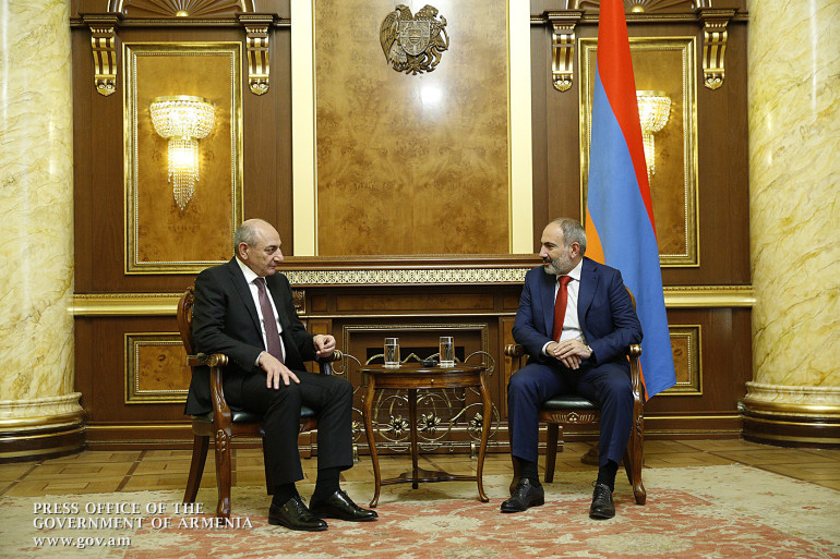Ինչո՞ւ Նիկոլ Փաշինյան-Բակո Սահակյան հանդիպման ժամանակ տեղադրված չի եղել Արցախի դրոշը. վարչապետի մամուլի խոսնակի պարզաբանումը Ինչո՞ւ Նիկոլ Փաշինյան-Բակո Սահակյան հանդիպման ժամանակ տեղադրված չի եղել Արցախի դրոշը. վարչապետի մամուլի խոսնակի պարզաբանումը