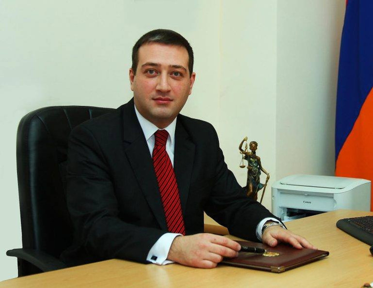 Կոտայքում վարչական դատարանի դատավորը ատրճանակով սպառնացել է սպանել դեպքի վայր մեկնող հրշեջ-փրկարարներին. Shamshyan.com Կոտայքում վարչական դատարանի դատավորը ատրճանակով սպառնացել է սպանել դեպքի վայր մեկնող հրշեջ-փրկարարներին. Shamshyan.com