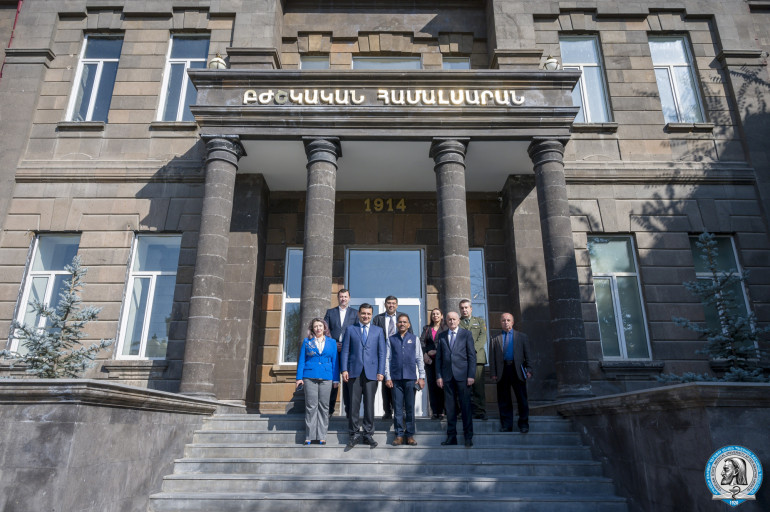 Մեր նպատակն է, որ ՀՀ-ում բժշկական կրթություն ստացող հնդիկ ուսանողները մրցունակ լինեն ամբողջ աշխարհում. ԵՊԲՀ ռեկտորն ընդունել է ՀՀ-ում Հնդկաստանի դեսպանին Մեր նպատակն է, որ ՀՀ-ում բժշկական կրթություն ստացող հնդիկ ուսանողները մրցունակ լինեն ամբողջ աշխարհում. ԵՊԲՀ ռեկտորն ընդունել է ՀՀ-ում Հնդկաստանի դեսպանին