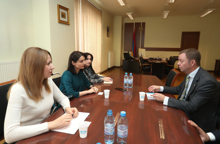 Բաթոյանն ընդունել է Շվեդիայի դեսպանության նորանշանակ խորհրդական-դեսպանորդ Բիրյեր Կարլսոնին. շվեդական կողմը հետաքրքրված է առաջնահերթ ուղղություններով նոր օրակարգ նախանշելու գործում Բաթոյանն ընդունել է Շվեդիայի դեսպանության նորանշանակ խորհրդական-դեսպանորդ Բիրյեր Կարլսոնին. շվեդական կողմը հետաքրքրված է առաջնահերթ ուղղություններով նոր օրակարգ նախանշելու գործում