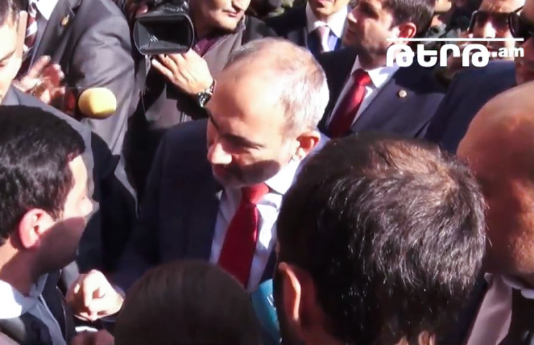 «Մենք բոլորս կովկասցի ենք», «Մենք կովկասցի չենք, պարոն վարչապետ, արիացի ենք». Նիկոլ Փաշինյանի և ՀՅԴ-ականների երկխոսությունը (տեսանյութ) «Մենք բոլորս կովկասցի ենք», «Մենք կովկասցի չենք, պարոն վարչապետ, արիացի ենք». Նիկոլ Փաշինյանի և ՀՅԴ-ականների երկխոսությունը (տեսանյութ)