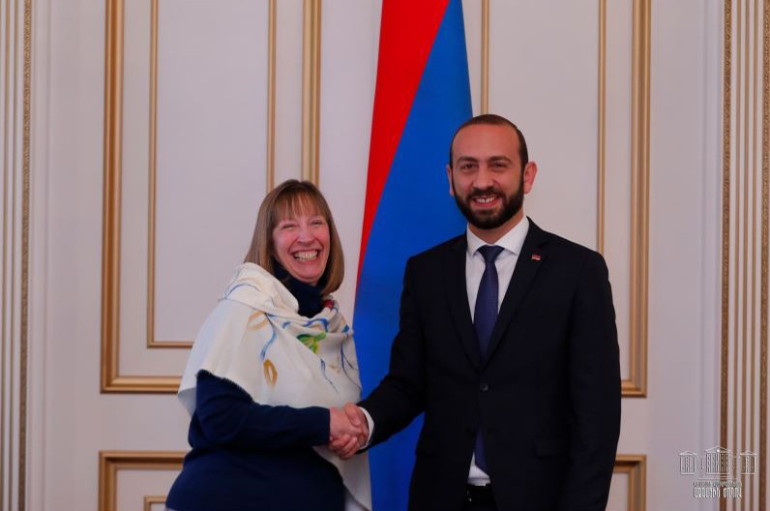 Հիմա Արայիկ Հարությունյանը կճանաչի ՀՅԴ-ին. կրթում ենք կրթության նախարարին. ՀՅԴ-ականները նստացույցը կշարունակեն երկուշաբթի օրվանից (տեսանյութ) Հիմա Արայիկ Հարությունյանը կճանաչի ՀՅԴ-ին. կրթում ենք կրթության նախարարին. ՀՅԴ-ականները նստացույցը կշարունակեն երկուշաբթի օրվանից (տեսանյութ)