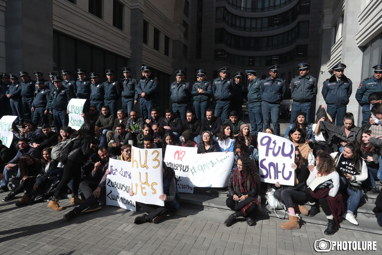 «Արայի՛կ, հեռացի՛ր». ՀՅԴ երիտասարդներն ու ԵՊՀ ուսանողները շարունակում են նստացույցը ԿԳՄՍՆ շենքի դիմաց՝ պահանջելով նախարարի հրաժարականը. Նիկոլ Փաշինյանը հանդիպեց ցուցարարներին․ (տեսանյութ, թարմացվող) «Արայի՛կ, հեռացի՛ր». ՀՅԴ երիտասարդներն ու ԵՊՀ ուսանողները շարունակում են նստացույցը ԿԳՄՍՆ շենքի դիմաց՝ պահանջելով նախարարի հրաժարականը. Նիկոլ Փաշինյանը հանդիպեց ցուցարարներին․ (տեսանյութ, թարմացվող)
