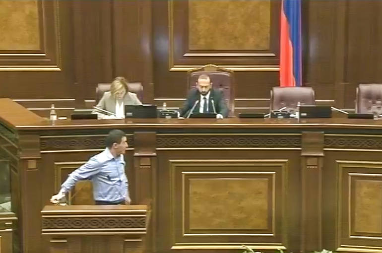 «Ի՞նչ եք խոսում, պարո´ն Պետրոսյան, մի հատ էլ քֆուր դնեիք քվեարկելու վրա». վիճաբանություն՝ Արարատ Միրզոյանի և Գևորգ Պետրոսյանի միջև (տեսանյութ)
