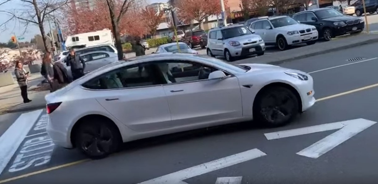 Առանց վարորդի Tesla-ն «մրցարշավ է կազմակերպել» հանդիպակաց գոտում

 