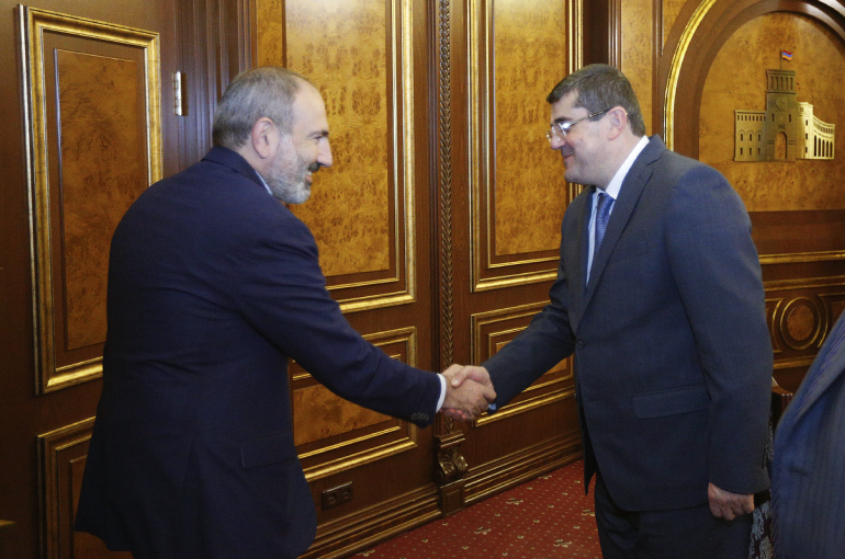 Արցախի Հանրապետության վտանգավոր ճանապարհը. ինչերով է հղի թավշյա Արայիկի ու Փաշինյանի հանկարծակի մերձեցումը