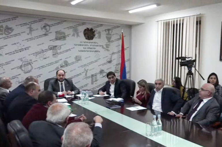ԿԳՄՍՆ–ը պատրաստ է լեզվի մասին նախագիծը քննարկել բոլոր կողմերի հետ․ դասախոսները չեն կարծում, որ ամբողջությամբ կբավարարվեն իրենց պահանջները․ տեղի ունեցավ նախարար–դասախոսներ հանդիպումը (տեսանյութ) ԿԳՄՍՆ–ը պատրաստ է լեզվի մասին նախագիծը քննարկել բոլոր կողմերի հետ․ դասախոսները չեն կարծում, որ ամբողջությամբ կբավարարվեն իրենց պահանջները․ տեղի ունեցավ նախարար–դասախոսներ հանդիպումը (տեսանյութ)