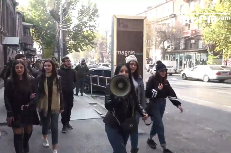 «Համալսարանում մեզ չեն ողջունում, բայց շարունակելու ենք դասադուլը»․ Հյուսիսային համալսարանի ուսանողները դասադուլով միացել են ԿԳՄՍ նախարարի հրաժարականը պահանջողներին (տեսանյութ) «Համալսարանում մեզ չեն ողջունում, բայց շարունակելու ենք դասադուլը»․ Հյուսիսային համալսարանի ուսանողները դասադուլով միացել են ԿԳՄՍ նախարարի հրաժարականը պահանջողներին (տեսանյութ)