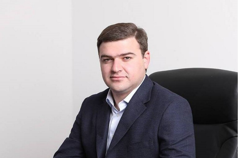 Ընդունել եմ նոր օգնական, նա քաղաքական որևէ գործընթացում չի եղել. պատգամավոր Երջանիկ Հակոբյանը՝  Շահեն Հարությունյանին աշխատանքից ազատելու և նոր օգնականի մասին
