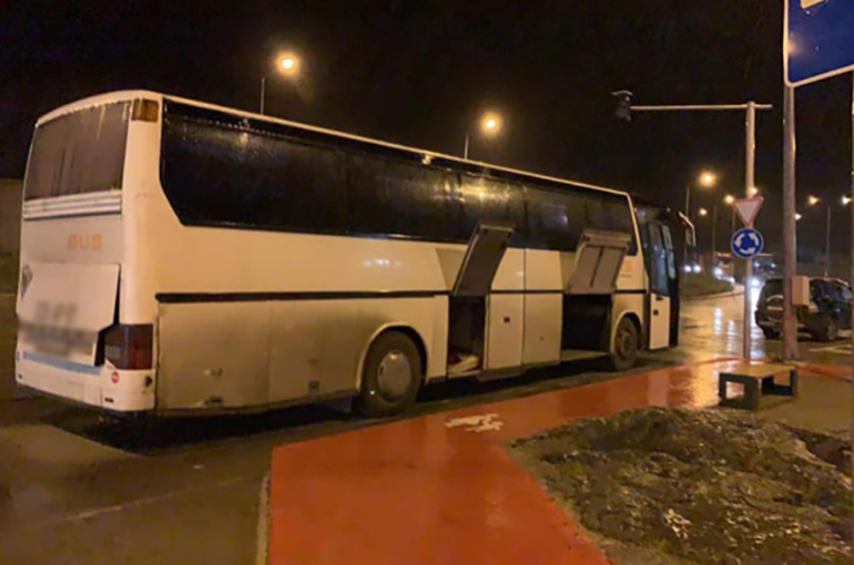 Վերին Լարսի անցակետի վրացական հատվածում արգելված բեռ տեղափոխելու կասկածանքով կանգնեցվել է Հայաստան մեկնող ավտոբուս Վերին Լարսի անցակետի վրացական հատվածում արգելված բեռ տեղափոխելու կասկածանքով կանգնեցվել է Հայաստան մեկնող ավտոբուս