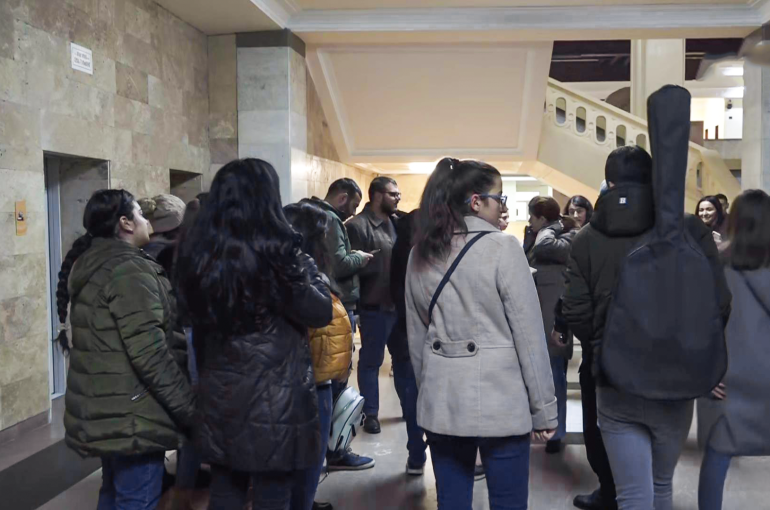«Եթե ԵՊՀ ռեկտորի ԺՊ-ն մեզ չընդունի, չլսի, շարունակելու ենք մեր ակցիան». ԵՊՀ ուսանողները նստացույց են անում ռեկտորի պաշտոնակատարի աշխատասենյակի դիմաց (տեսանյութ) «Եթե ԵՊՀ ռեկտորի ԺՊ-ն մեզ չընդունի, չլսի, շարունակելու ենք մեր ակցիան». ԵՊՀ ուսանողները նստացույց են անում ռեկտորի պաշտոնակատարի աշխատասենյակի դիմաց (տեսանյութ)