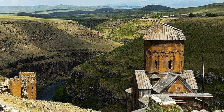 Կարսում բացվել է «Անի. Քարե պոեզիա» խորագրով ցուցահանդեսը, Կարո Փայլանը կոչ է արել «անպայման այցելել» (լուսանկար)
