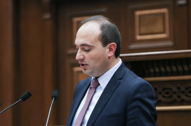 Տարոն Թովմասյանը չի հերքում, որ Հրայր Թովմասյանի դեմ ցուցմունք տալուց հետո իշխանությունները չեղարկել են իր ընկերության ունեցած 200 մլն դրամ հարկային պարտավորությունը (տեսանյութ) Տարոն Թովմասյանը չի հերքում, որ Հրայր Թովմասյանի դեմ ցուցմունք տալուց հետո իշխանությունները չեղարկել են իր ընկերության ունեցած 200 մլն դրամ հարկային պարտավորությունը (տեսանյութ)