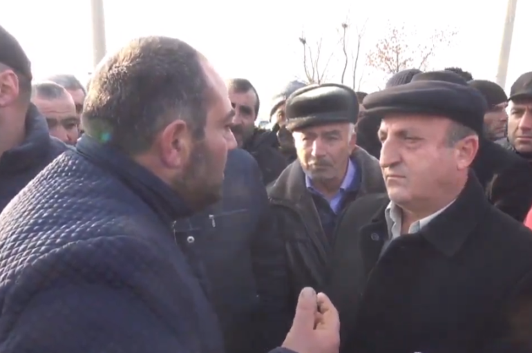 Անասնապահները բացեցին Երևան-Արարատ ճանապարհը և պայմանավորվեցին հարցը քննարկել մարզպետի հետ. հարցի չլուծվելու դեպքում խոստանում են օդանավակայանն էլ փակել