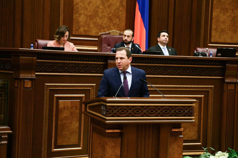 «Էլիտար» զորամաս գոյություն չունի. բոլոր պատասխանատվություն ունեցողները կամ հիմա կամ ձերբակալվում են, կամ կալանավորվում են. Դավիթ Տոնոյան (տեսանյութ) «Էլիտար» զորամաս գոյություն չունի. բոլոր պատասխանատվություն ունեցողները կամ հիմա կամ ձերբակալվում են, կամ կալանավորվում են. Դավիթ Տոնոյան (տեսանյութ)