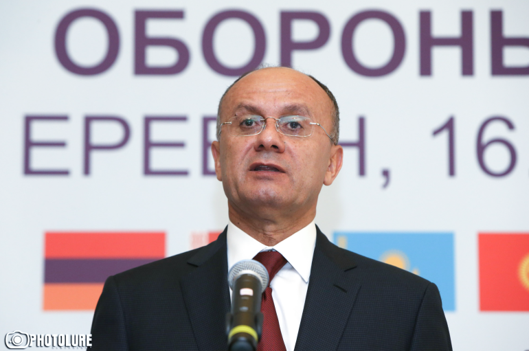 Այնտեղ, որտեղ կա հրամանատարական խիստ վերահսկողություն, կա հավասար վերաբերմունք բոլորի նկատմամբ. ԶՈւ-ն պետք է կանգնեցնի ցավ պատճառող սև գոտին. Սեյրան Օհանյանը՝ բանակում մահվան դեպքերի մասին Այնտեղ, որտեղ կա հրամանատարական խիստ վերահսկողություն, կա հավասար վերաբերմունք բոլորի նկատմամբ. ԶՈւ-ն պետք է կանգնեցնի ցավ պատճառող սև գոտին. Սեյրան Օհանյանը՝ բանակում մահվան դեպքերի մասին