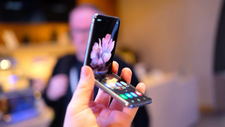 Складной Samsung Galaxy Z Flip треснул после первого раскладывания
