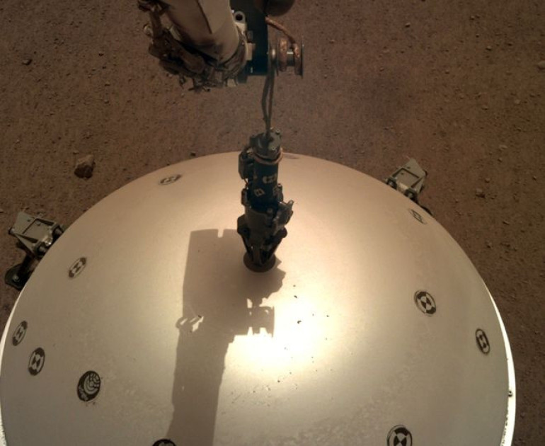 Nasa's InSight probe senses hundreds of 'Marsquakes'