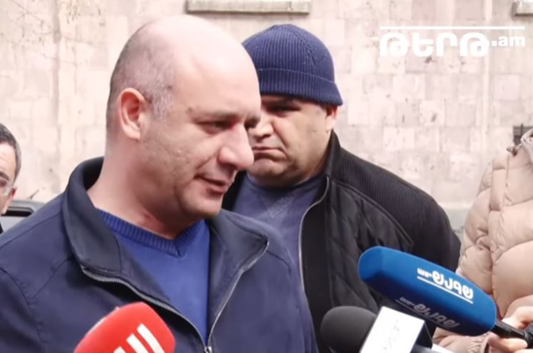 Ոտքդ, ձեռքդ տեղն է, աշխատիր, տունդ ստեղծիր, ես էլ տուն չեմ ունեցել, աշխատել եմ, ստեղծել եմ․ վարչապետը՝ իրեն դիմած քաղաքացուն (տեսանյութ) Ոտքդ, ձեռքդ տեղն է, աշխատիր, տունդ ստեղծիր, ես էլ տուն չեմ ունեցել, աշխատել եմ, ստեղծել եմ․ վարչապետը՝ իրեն դիմած քաղաքացուն (տեսանյութ)