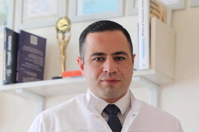 Էջմիածնում՝ հարսանիքի ընթացքում, երեք անձի ինքնազգացողությունը վատացել է. նրանց կասկածել են կորոնավիրուսով վարակված լինելու մեջ և մեկուսացրել. Գևորգ Գրիգորյան (տեսանյութ) Էջմիածնում՝ հարսանիքի ընթացքում, երեք անձի ինքնազգացողությունը վատացել է. նրանց կասկածել են կորոնավիրուսով վարակված լինելու մեջ և մեկուսացրել. Գևորգ Գրիգորյան (տեսանյութ)