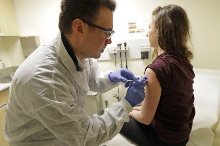 US researchers give first shot to coronavirus vaccine