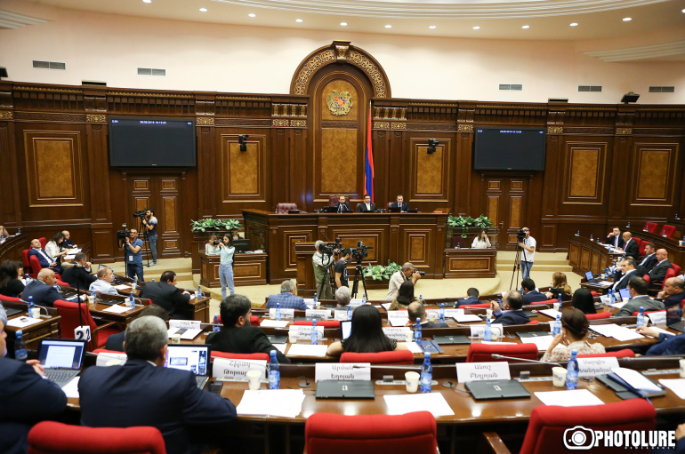 ԱԺ-ն ամբողջությամբ ընդունեց օրենսդրական 2 փաթեթները, որոնք հնարավորություն են տալիս զանգերը ֆիքսելու միջոցով հետևել քաղաքացիների տեղաշարժին