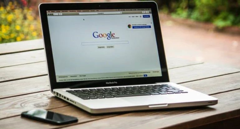 Google 'working' on Apple Card-style smart debit card design