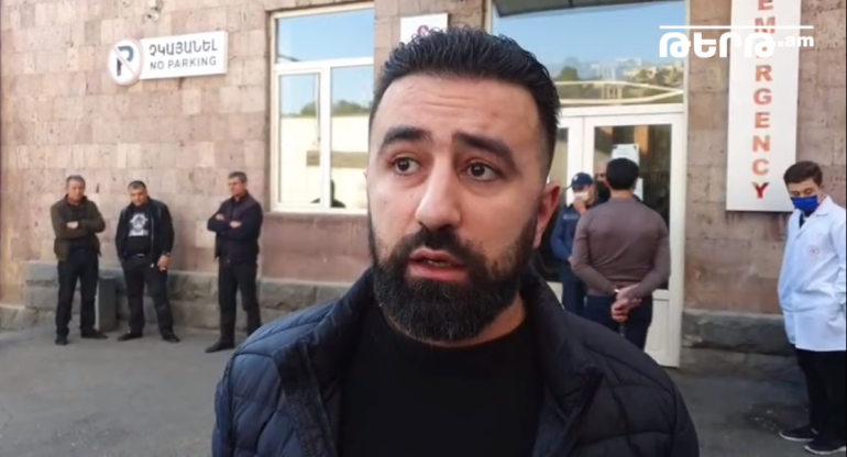 Փողոցում պատահաբար հանդիպել են, իրար բարևել են, որից հետո Ալեն Սիմոնյանը Արթուրի դեմքին է հարվածել. իշխանությունները որոշել են այս պատրվակով քրեական հետապնդում իրականացնել. Կոնստանտին Տեր-Նակալյան