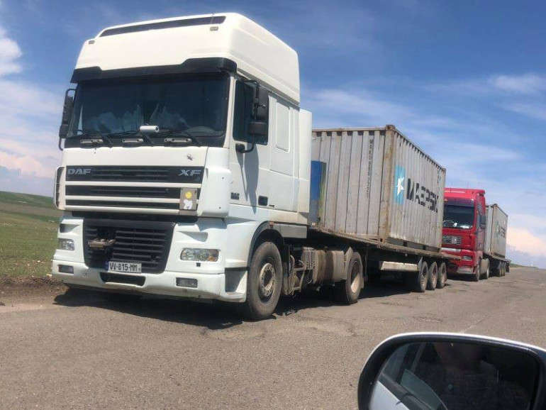 Գյումրի-Արմավիր ավտոճանապարհին մահացել է գինի տեղափոխող բեռնատարի վրացի վարորդը. շտապօգնություն է հրավիրվել Գյումրի-Արմավիր ավտոճանապարհին մահացել է գինի տեղափոխող բեռնատարի վրացի վարորդը. շտապօգնություն է հրավիրվել
