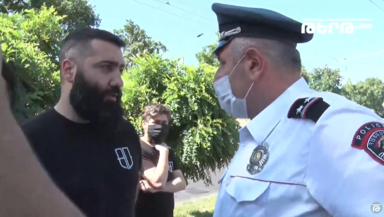Ոստիկանները ՀՀ–ում ԱՄՆ դեսպանատան մոտից բերման ենթարկեցին «Ադեկվադ» միաբանության անդամներին (տեսանյութ)