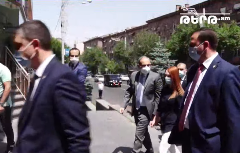 «Իմ քայլը» խմբակցությունը նիստ էր հրավիրել, մասնակցում էր նաև վարչապետը․ (տեսանյութ)