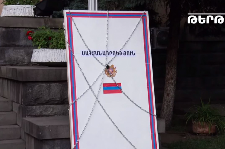 Խախտելով Սահմանադրությունը՝ վարչապետը չի կարող երկիրը տանել ժողովրդավարության․ սփյուռքում մտահոգությամբ ենք հետևում Հայաստանում տեղի ունեցող իրադարձություններին. Մուրադ Փափազյան Խախտելով Սահմանադրությունը՝ վարչապետը չի կարող երկիրը տանել ժողովրդավարության․ սփյուռքում մտահոգությամբ ենք հետևում Հայաստանում տեղի ունեցող իրադարձություններին. Մուրադ Փափազյան