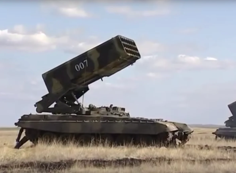 Рано утром противник возобновил наступательные действия, применив артиллерийские средства, бронетехнику, в том числе тяжелую огнеметную систему «ТОС» Рано утром противник возобновил наступательные действия, применив артиллерийские средства, бронетехнику, в том числе тяжелую огнеметную систему «ТОС»