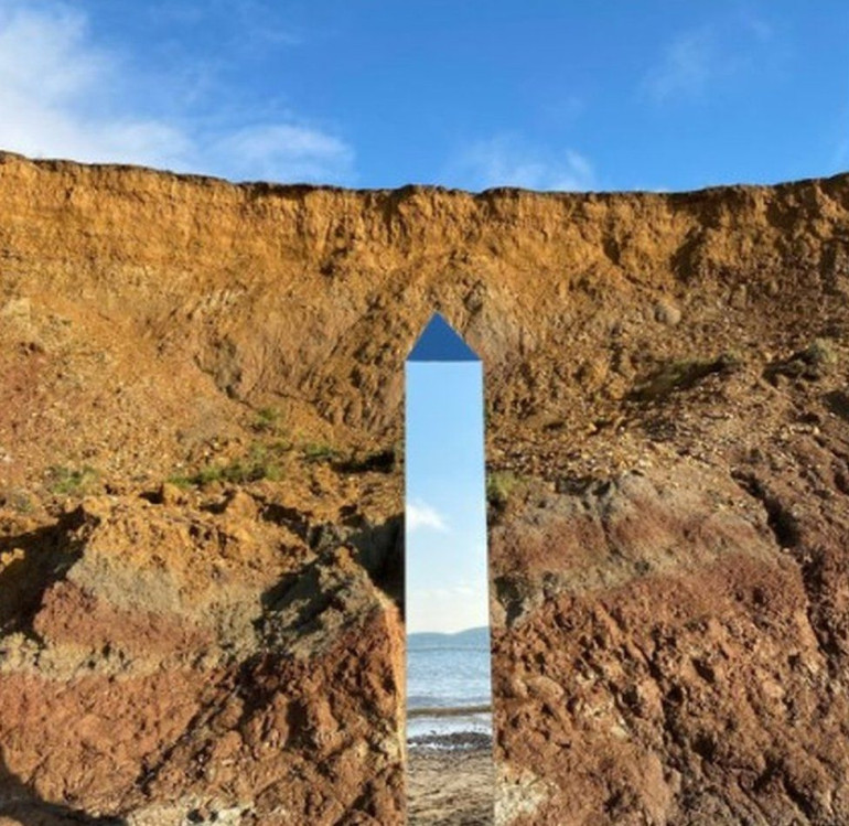 Monolith appears on Isle of Wight beach
 