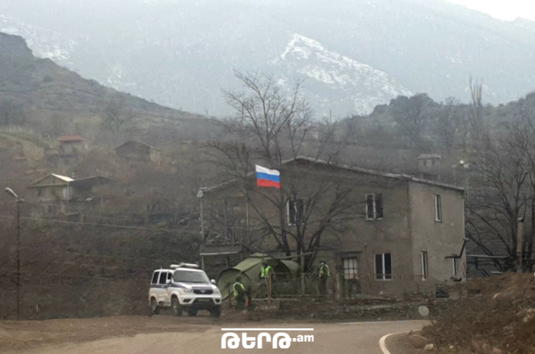 Առանց սահմանները գծելու՝ Սյունիքի Որոտան գյուղի տներից մեկի բնակիչներին ադրբեջանցիները հանել են տնից, պնդում են` տունն Ադրբեջանի տարածքում է
