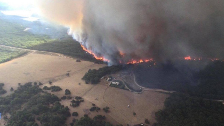 Bushfire alarm in south-east Australia as heatwave sweeps cities