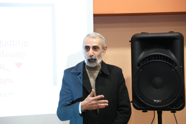 Մոտիվացնող գրականություն կոչվող արտադրանքը մեծ հաշվով խիստ պարզունակ գրականություն է, երբեմն այն նմանեցնում եմ հոգեմետ դեղերի․ Հովիկ Չարխչյան