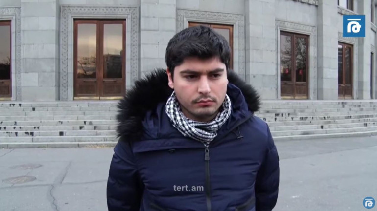 Փաշինյանի աջակիցը հարվածել է Yerkir.am-ի թղթակցի տեսախցիկին և հայհոյել